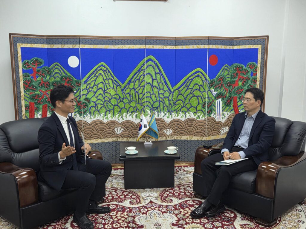 박영빈 대외협력처장이 하태욱 주알마티 대한민국 총영사와 환담을 나누고 있다.