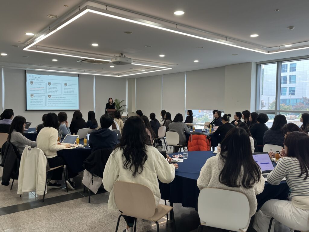 연구관리팀 류수경 팀원이 RCMS 과제 정산 절차를 설명하고 있다.