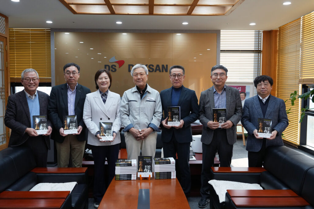 [사진] 이준호 덕산그룹 명예회장이 울산 지역 대학에 총 700권의 신간 저서를 기증하고 기념촬영을 하고 있다