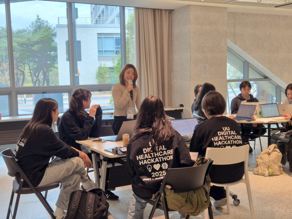 해커톤에서 한 학생이 창의적인 아이디어로 의료 문제를 해결하는 방안을 발표하고 있다.