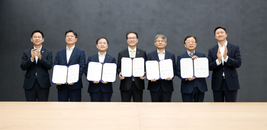 왼쪽부터 배경훈 부총리, 정영근 HD현대로보틱스 상무, 김형관 HD한국조선해양 사장, 박종래 UNIST 총장, 금석호 HD현대중공업 사장, 오연천 울산대학교 총장, 정기선 HD현대 회장.