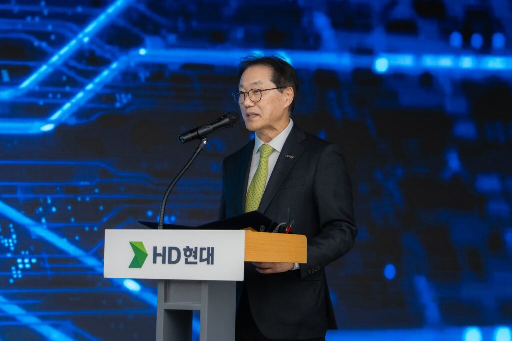 박종래 총장이 'HD현대-UNIST 조선해양산업 AI MOU 체결식' 에서 축사를 하고 있다.