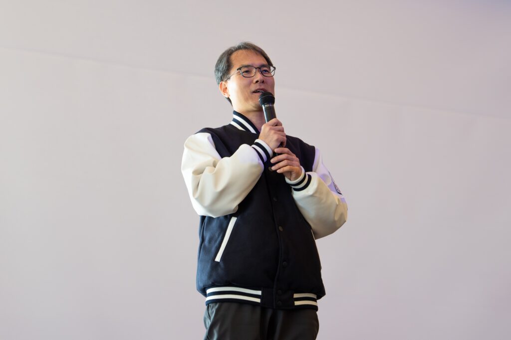 김관명 연구처장이 연구행정의 중요성을 강조하며 참석자들을 격려하고 있다.