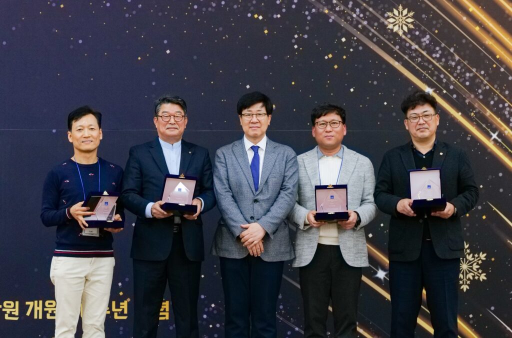 MOT 우수동문상과 서비스상을 수상한 이들이 최영록 원장(가운데)과 기념촬영을 하고 있다.