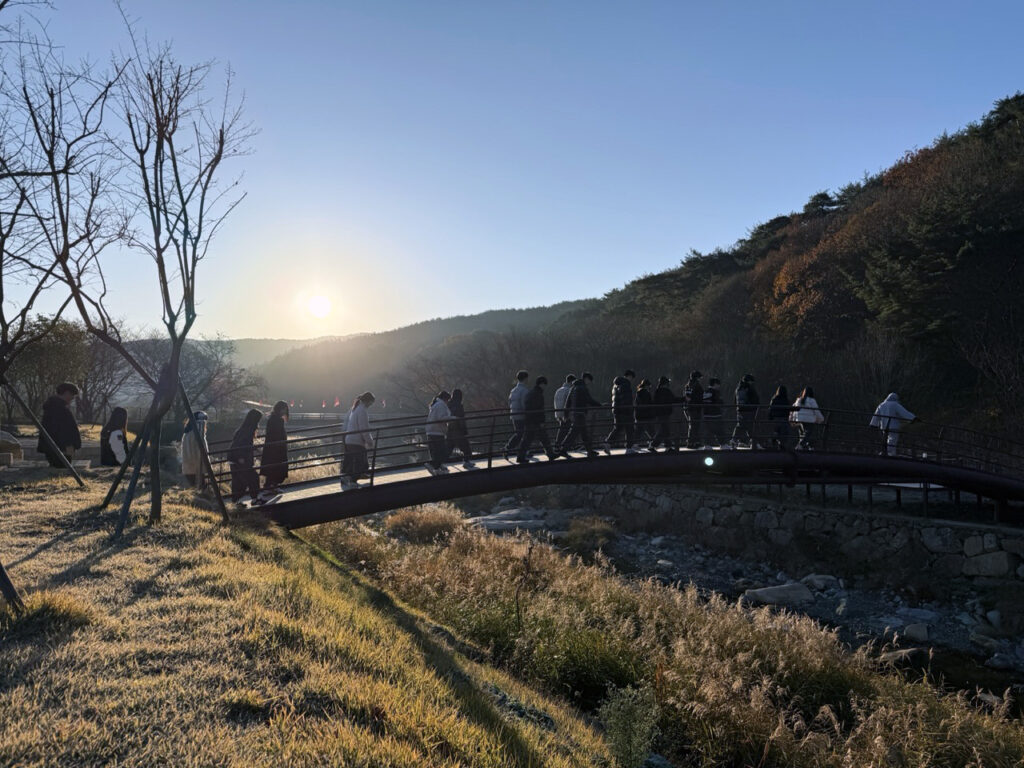 학생들이 '걷기 명상'을 하며 정서적 여유를 회복하고 있다.