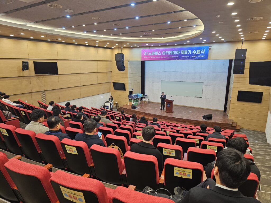 김남훈 Pioneers 캠퍼스 단장이 수료생들에게 축사를 전하고 있다.