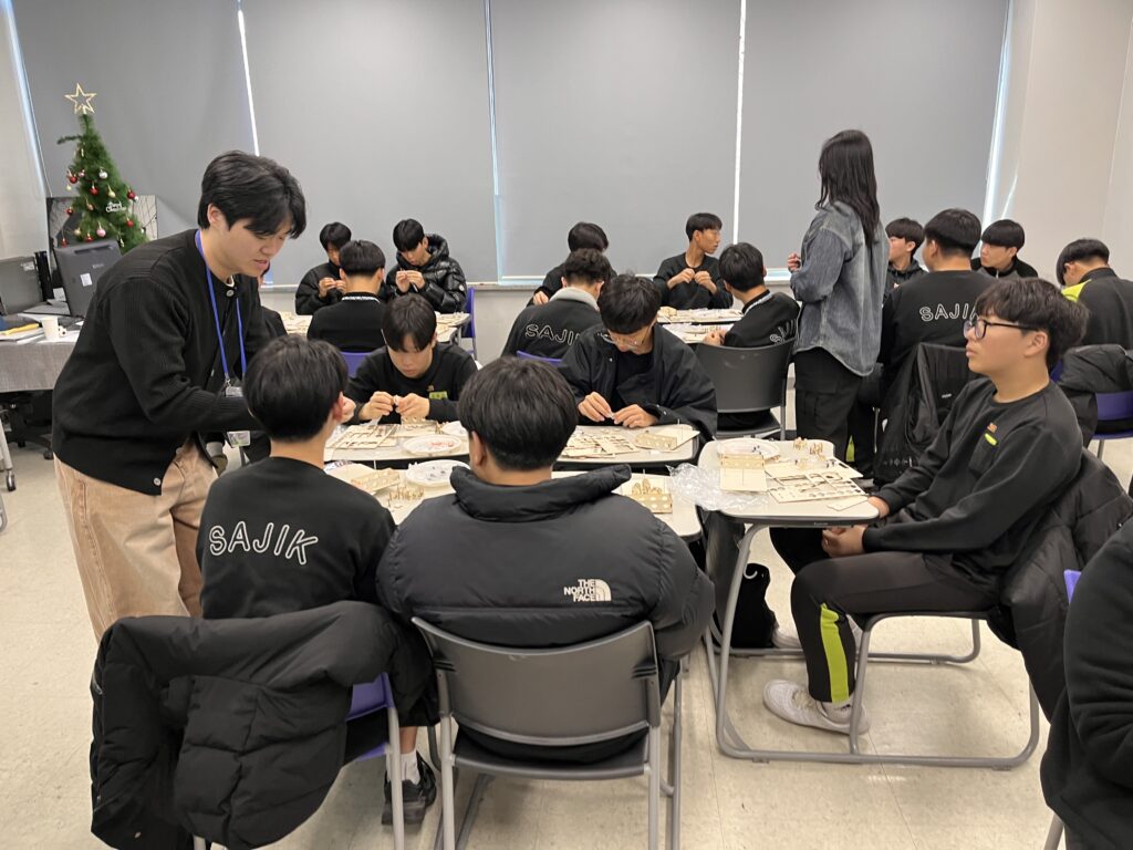 부산 사직중학교 학생들이 STEM 탐구 프로젝트에 참여하고 있다.