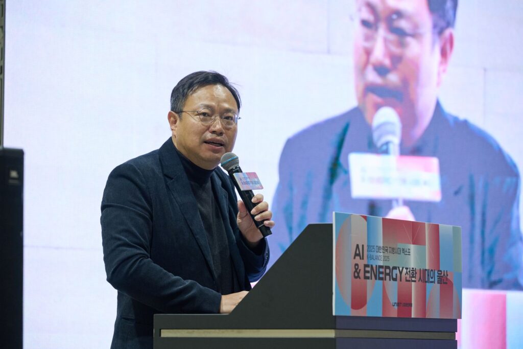 이영탁 SK텔레콤 부사장이 발표를 통해 제조 AI와 에너지 혁신’을 강조하고 있다.