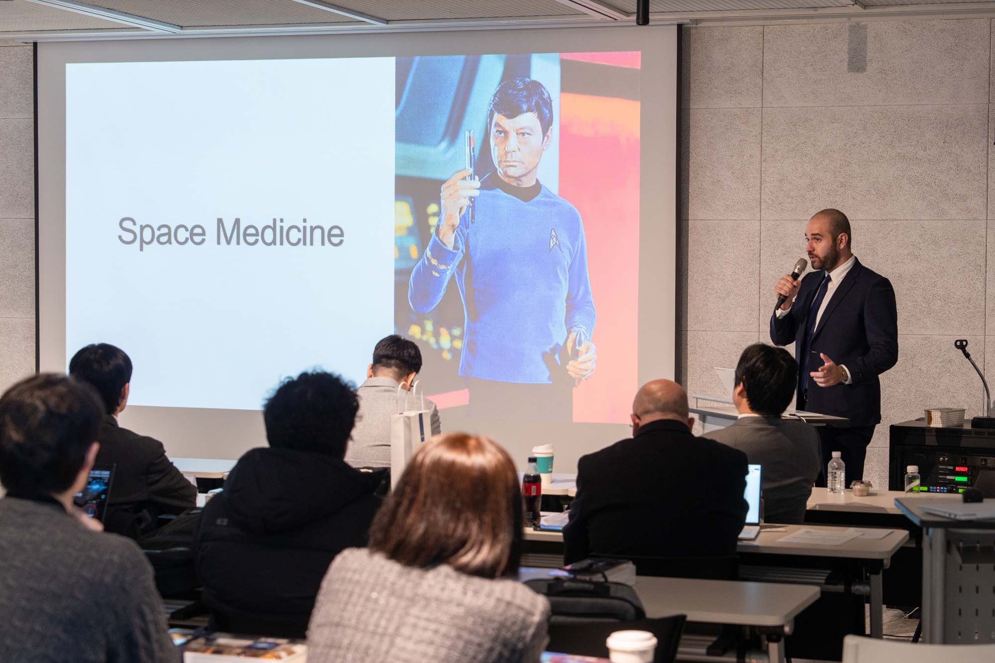 헤이그 아인타블리언 교수(Haig Aintablian) UCLA 교수가 우주 의학 연구의 중요성을 설명하고 있따.