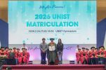 [사진] 박종래 총장과 2026년 UNIST 신입생 대표들이 기념촬영을 하고 있다