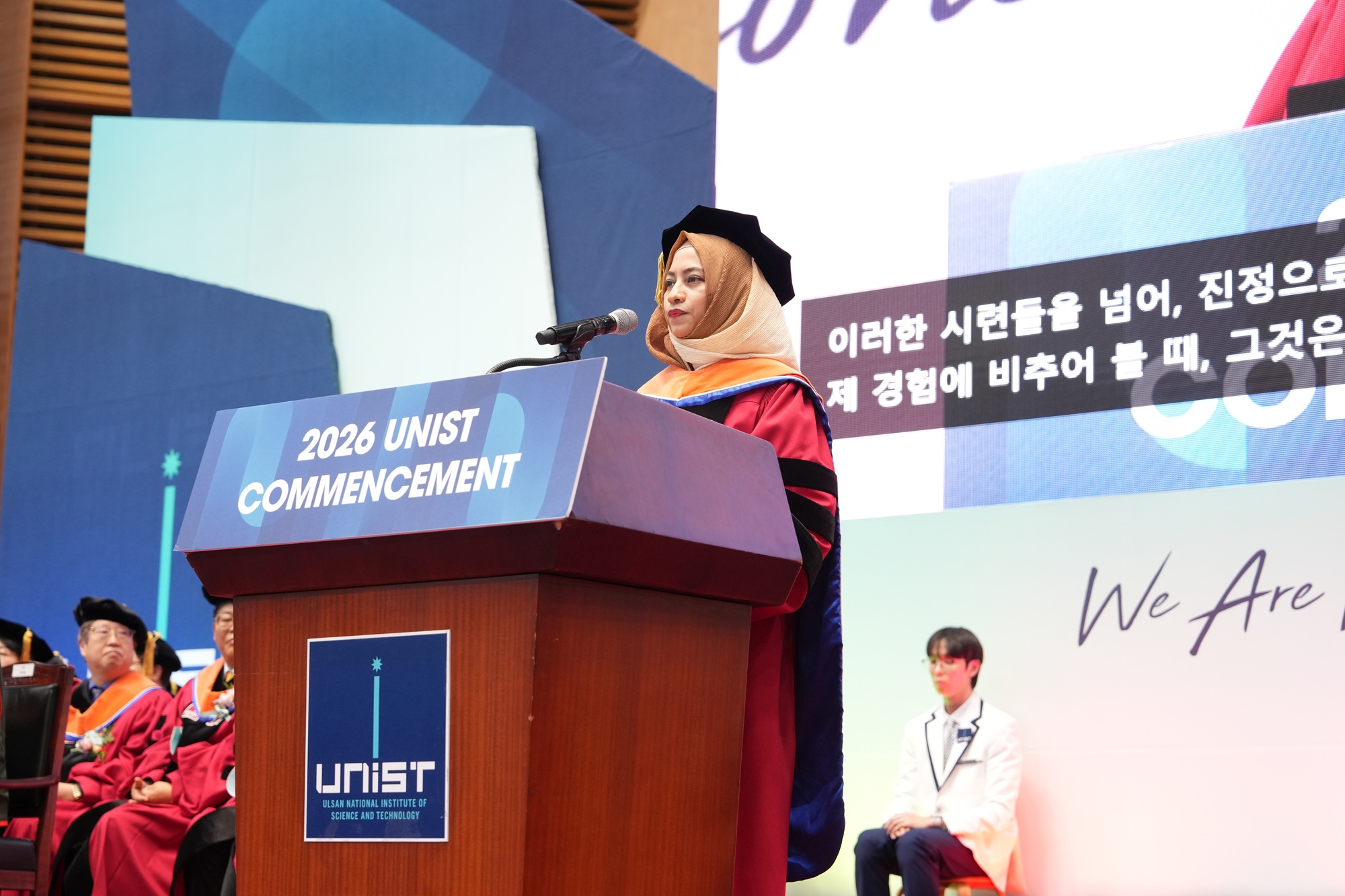 암 투병을 극복한 수라이야 자한 리자 대학원생이 졸업생 대표로 연설하고 있다.