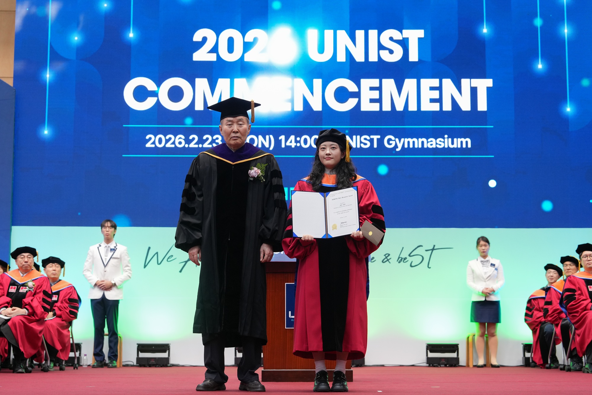 조무제 초대 총장과 유지수 대학원 졸업생이 예봉상 수상 기념촬영을 하고 있다.