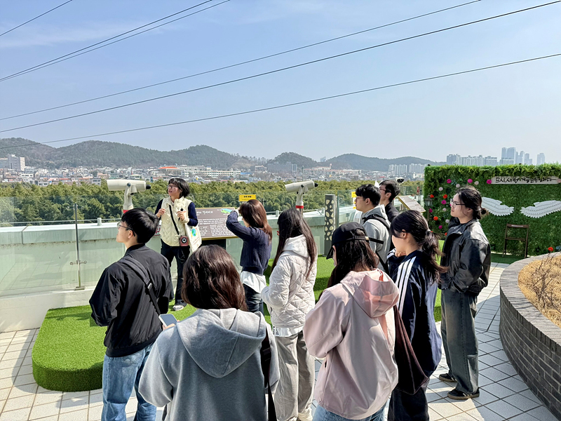 철새홍보관을 찾은 UNIST 학생들이 전문 생태 해설사의 설명을 듣고 있다. 사진: 울산 남구