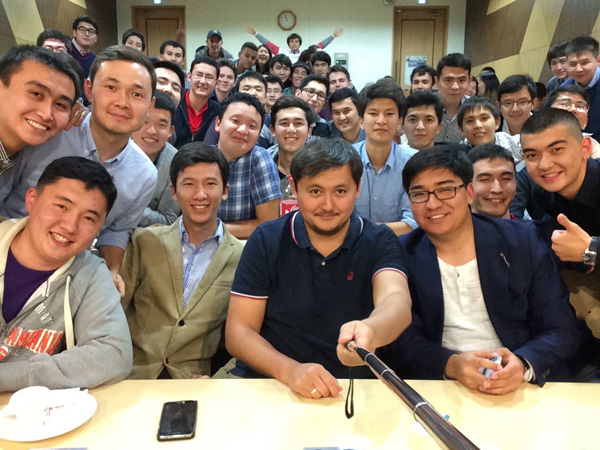 UNIST에 재학 중인 카자흐스탄 유학생들이 셀카봉으로 단체 사진을 촬영했다.