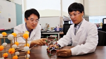 Prof. Gun Tae Kim (School of Energy and Chemical Engineering) and Prof. Noe Jung Park (School of Natural Science), posing in the lab at UNIST