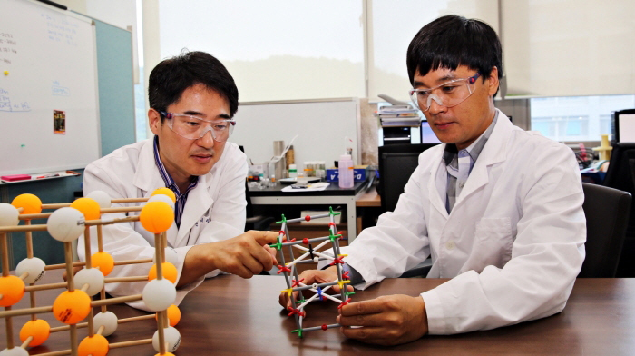 Prof. Gun Tae Kim (School of Energy and Chemical Engineering) and Prof. Noe Jung Park (School of Natural Science), posing in the lab at UNIST