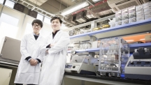 Dong-ho Jeon (left) and his advisor, Prof. Jae Eun Oh (right), posing in the lab at UNIST.