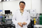 Prof.-Jong-Beom-Baek-Interdisciplinary-School-of-Green-Energy-posing-in-the-lab-at-UNIST..jpg