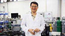 Prof. Jong-Beom Baek (Interdisciplinary School of Green Energy/Advanced Materials & Devices), posing in the lab at UNIST.