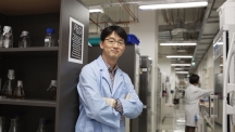 Prof. Park (School of Life Sciences) posing in his lab at UNIST