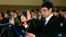 Student representatives, DaeHwa Kim (left), and JaeSung Kim (right), delievering the Oath of Freshmen.