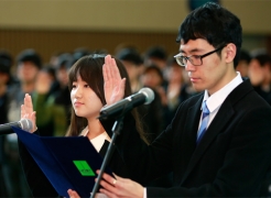 Student representatives, DaeHwa Kim (left), and JaeSung Kim (right), delievering the Oath of Freshmen.