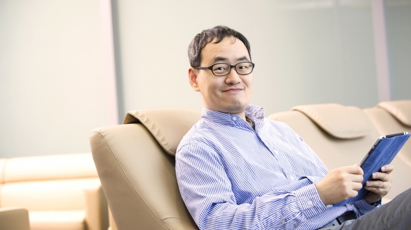 Prof. Chang Hee Joo (School of Electrical and Computer Engineering), posing for a portrait at his office.