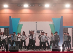 The 2015 New Student Orientation, featuring the talent of new students was held in the UNIST Gymnasium February 27 to welcome both incoming and returning students for starting a new academic year on our beautiful UNIST campus.