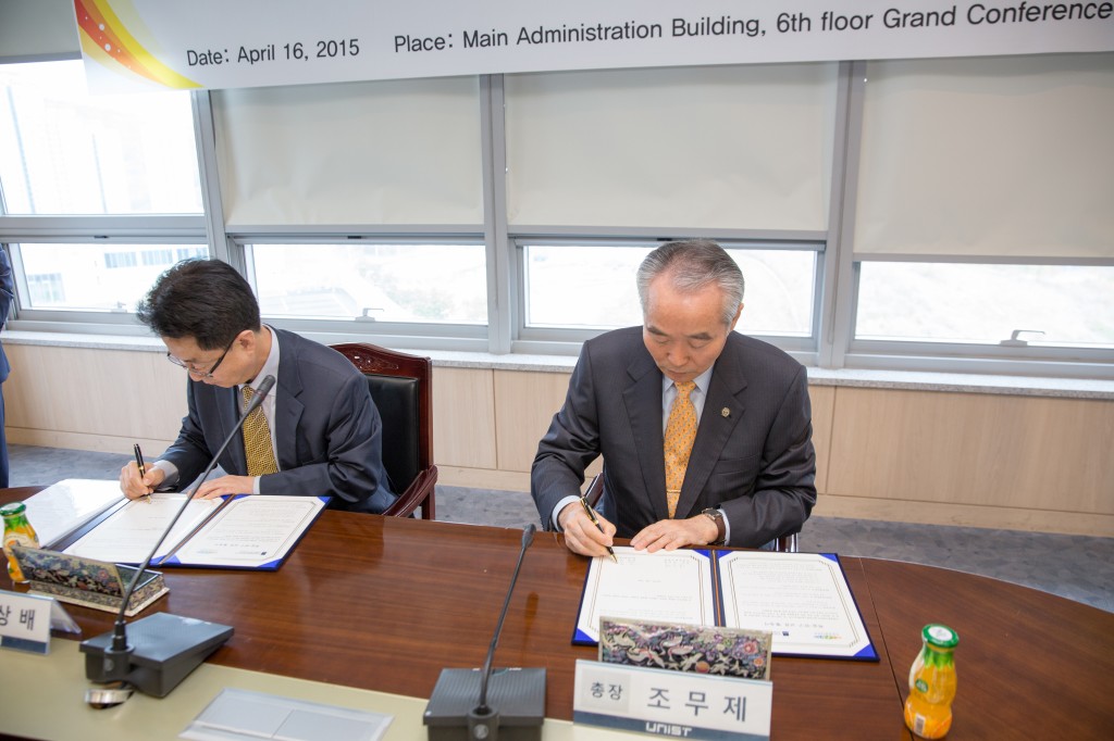 The signing ceremony of MOU between UNIST and NIBR took place at UNIST Main Administration Building on April 16, 2015. The MOU was signed by UNIST President Moo Je Cho and NIBR President Sang-bae Kim to enhance the scientific and technical cooperation between the two institutions.