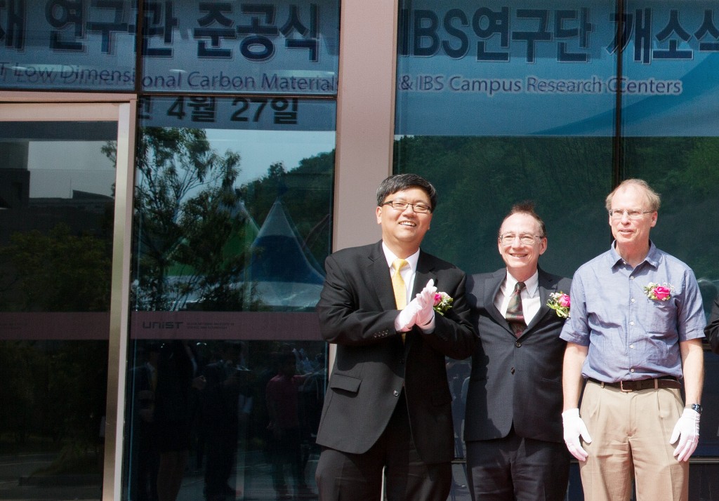 IBS directors of UNIST are posing for a portrait at the completion ceremony of new IBS Center for Multi-Dimensional Carbon Materials (CMCM). From left are Director Kyungjae Myung (IBS Center for Genomic Integrity), Director Steve Granick (IBS Center for Soft and Living Matter), and Director Rodney Ruoff (IBS Center for Multidimensional Carbon Materials).