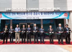 At the completion ceremony of new IBS Center for Multi-Dimensional Carbon Materials (CMCM). From left are Director Kyungjae Myung, Director Steve Granick, Director Rodney Ruoff, Council Chairman Young Cheol Park, Mayor Gi-hyun Kim of Ulsan, UNIST President Moo Je Cho, IBS President Doochul Kim, Standing Auditor