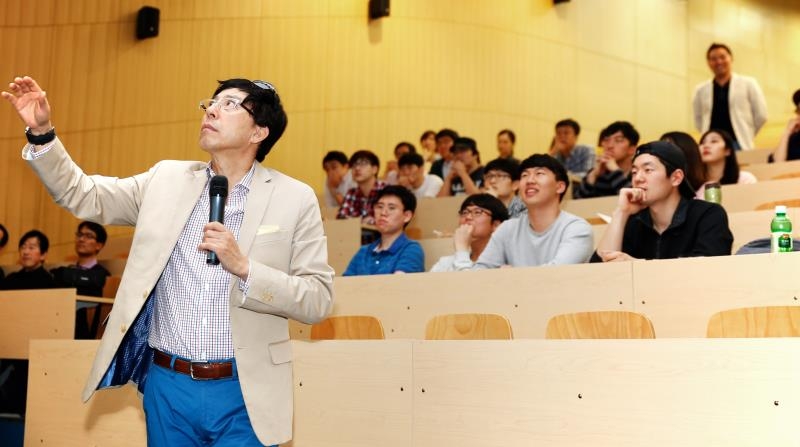 Prof. Bumsuk Lim of Art Center College of Design (ACCD), delievering a special lecture on "Future Trends in Automotive Design" at UNIST Business Administration Bulding.