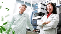 Prof. Sung Kuk Lee (Left) of Energy and Chemical Engineering and YoungShin Ryu (Right), the first named author of the study are posing for a group photo in their lab at UNIST.