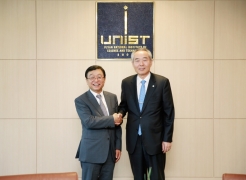 UNIST President Moo Je Cho (right) shake hands with President Yeon-Chun Oh (Left) of Ulsan University.