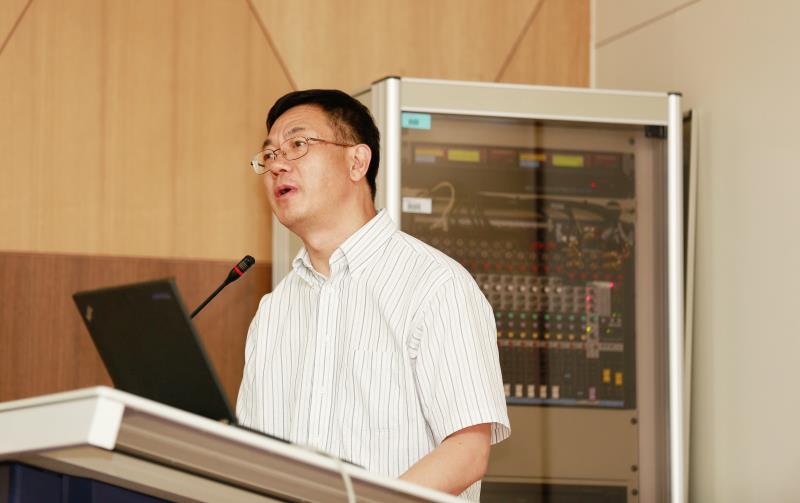 Prof. Zhong Lin Wang (Georgia-Tech), giving a presentation on Triboelectric Nanogenerator, a new energy technology at the symposium on June 4, 2015.