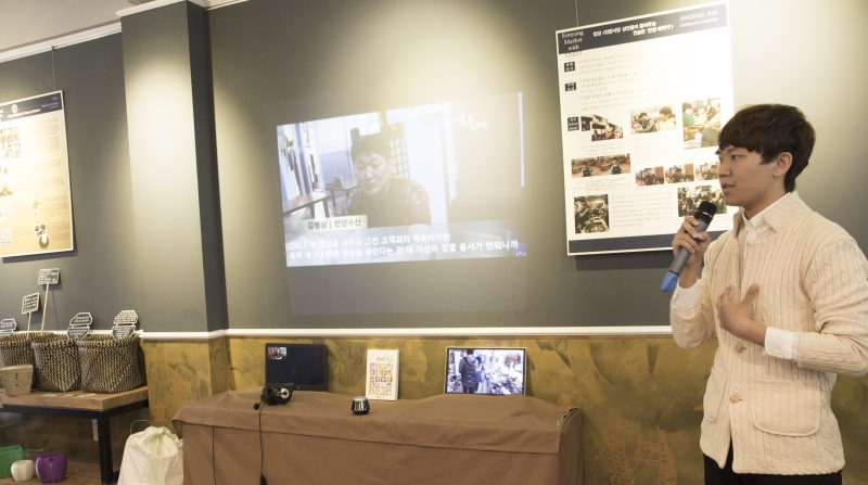 UNIST student, presenting his group's exhibition display at Eonyang Market on June 5, 2015.