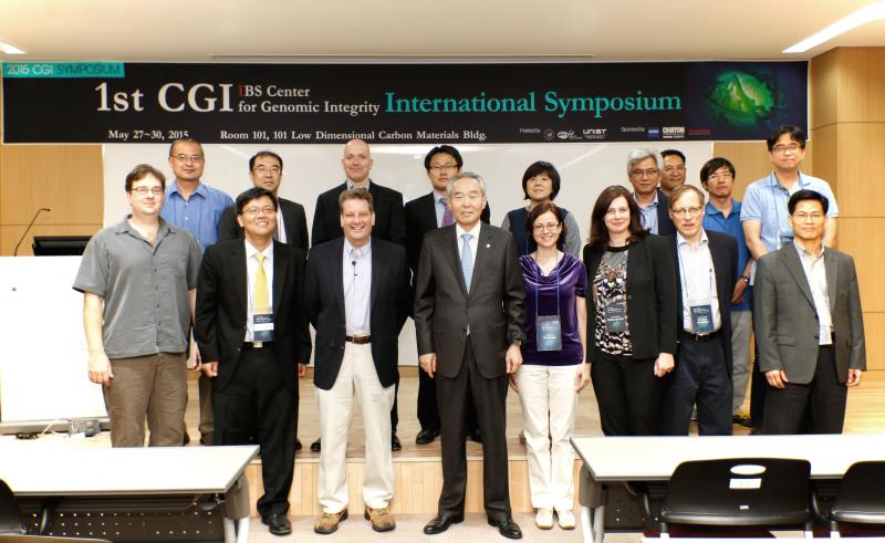 Speakers of symposium and UNIST President MooJe Cho (center) are posing for a group photo at the 1st CGI International Symposium.