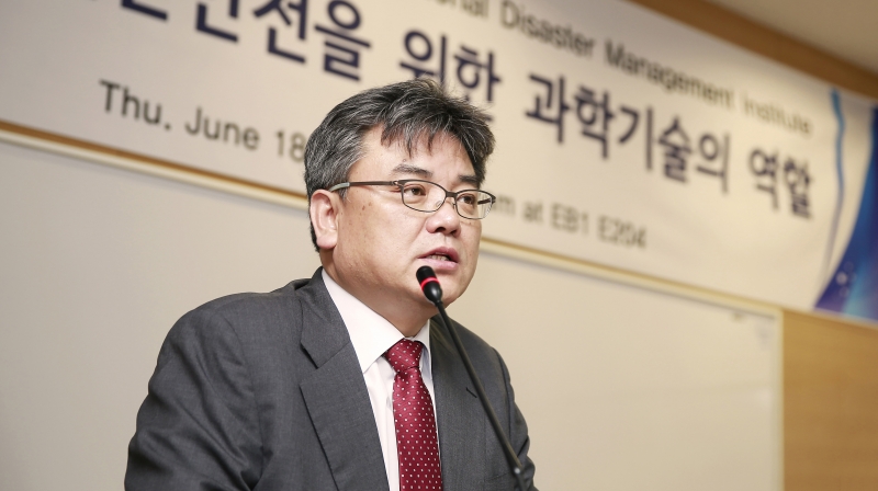 Shim Jae Hyun, President of National Disaster Management Institute, delivering a special lecture at at UNIST Engineering Building I.