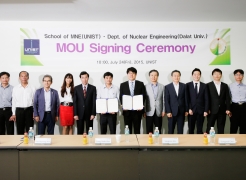 UNIST signs an MOU with DaLat University President Nguyen Duc Hoa on cooperation in training personnel for the Southeast Asia's nuclear power industry.