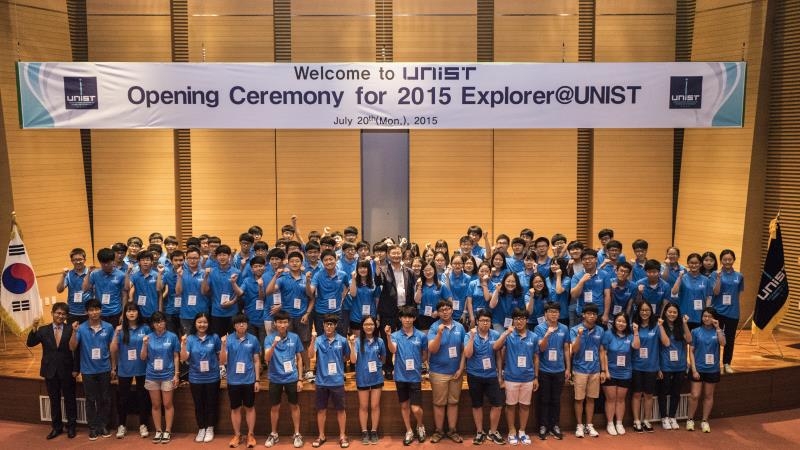 Attendees of the 2015 Summer Explorer@UNIST, held from July 20 through 24, 2015 are posing for a group photo at the opening ceremony.