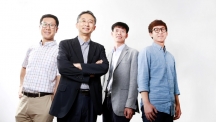A team of UNIST researchers invented a revolutionary seperator membrane for high-performance rechargeable batteries. From left are Prof. Seungmin Yoo (Ulsan College), Prof. Sang-Young Lee (UNIST), Prof. Soojin Park (UNIST), and a combined master's and doctoral student, Jung-Hwan Kim (UNIST).