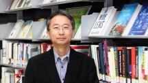 Prof. Sang-Young Lee (School of Energy and Chemical Engineering) is posing for a portrait at his office.