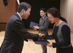 Dr. Wonsun Lim (left), Chief Executive of the National Library of Korea is presenting the Ministry of Culture Award to RyoungEun Kim (right), the UNIST Library team leader at the 2015 Open Access Korea (OAK) Conference.
