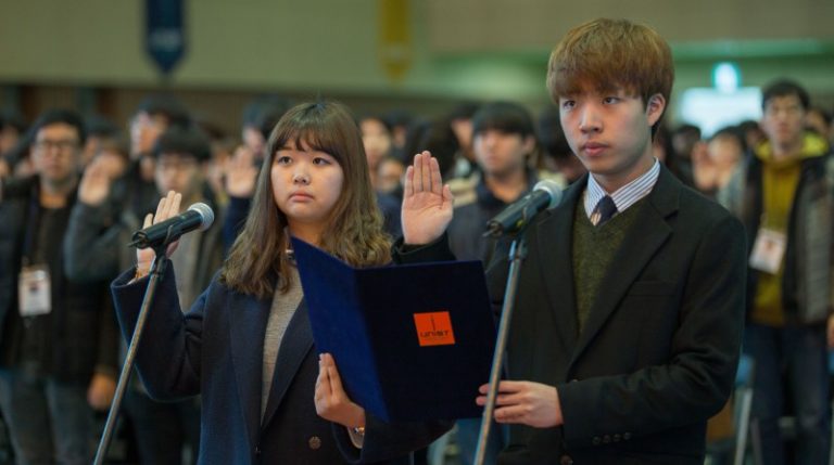 Student representatives, YoonHan Kim (right) and JaeYeon Ban (left), delievering the Oath of Freshmen.