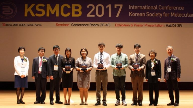 Han Bin Jeong (fourth from right) in the School of Life Sciences at UNIST was given the 2017 AMOREPACIFIC Great Global Next Generation Research Award. l Photo Credit: Han Bin Jeong