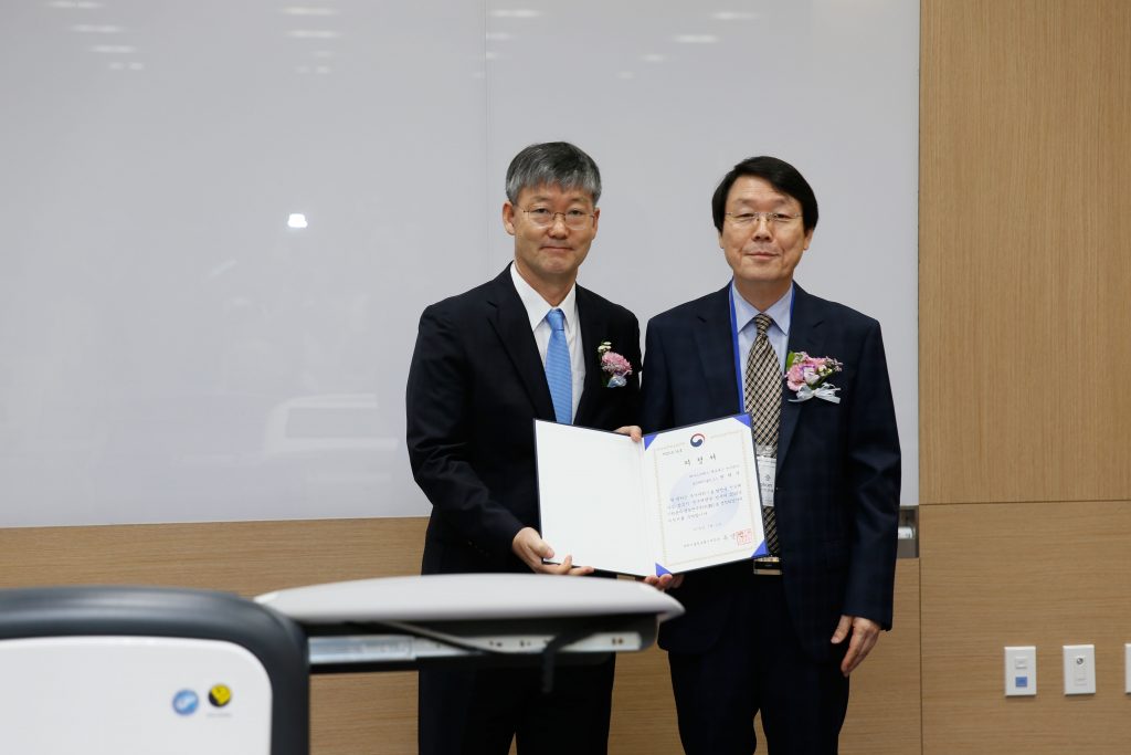 Professor Hyug Moo Kwon and Director Joong Kon Park of NRF
