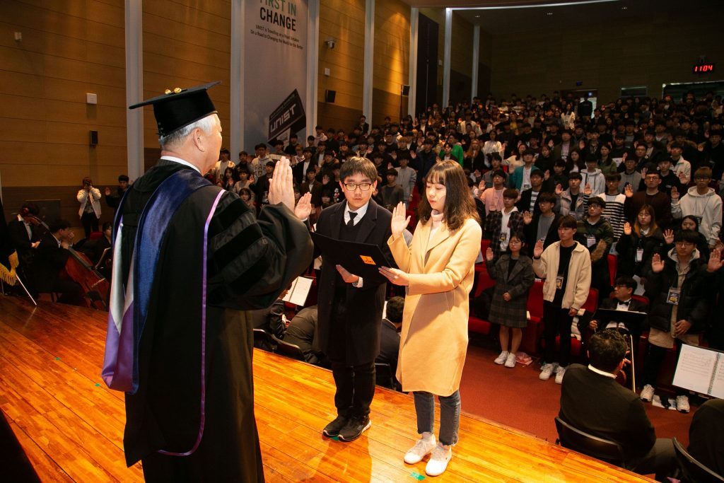 JungWon Lee (left) and SiYul Wi (right) took the oath as the representatives for all the matriculating students