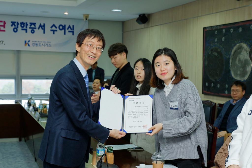  President Mooyoung Jung of UNIST presents certificates to the recipients of 2019 Kyungdong Scholarship Foundation.