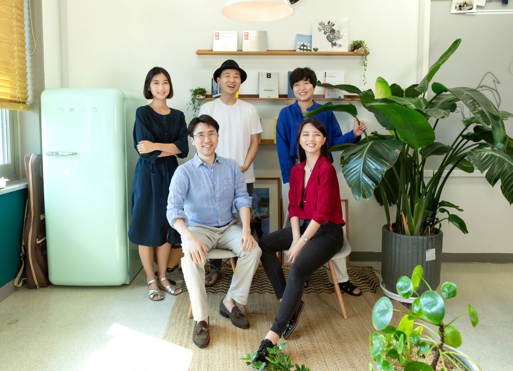 The design team consists of Professor Hwang Kim (Graduate School of Creative Design Engineering), Professor Dooyoung Jung (School of Design and Human Engineering), Dokyung Kim, Jiyoung Lee, and Hyojeong Jin. 