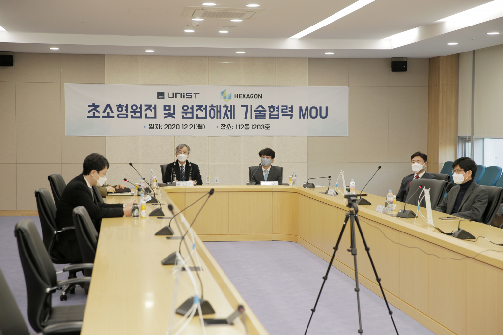 The signing ceremony of MoU between UNIST College of Engineering and Intergraph Korea Ltd. took place on December 21, 2020.